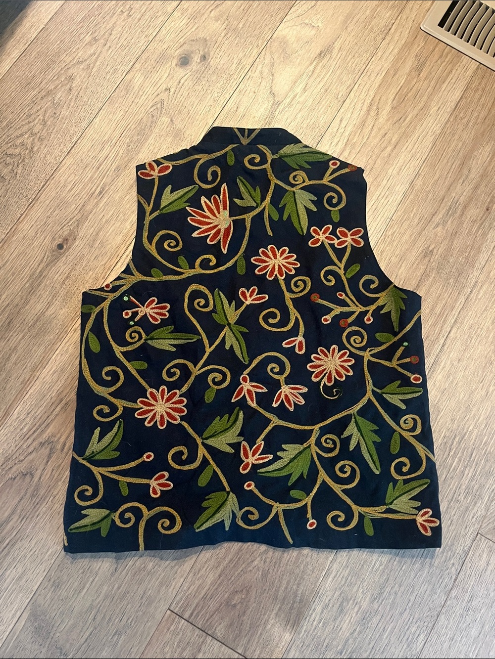 Orvis Black Embroidered Floral Button Vest 100% cotton size medium - Picture 3 of 3